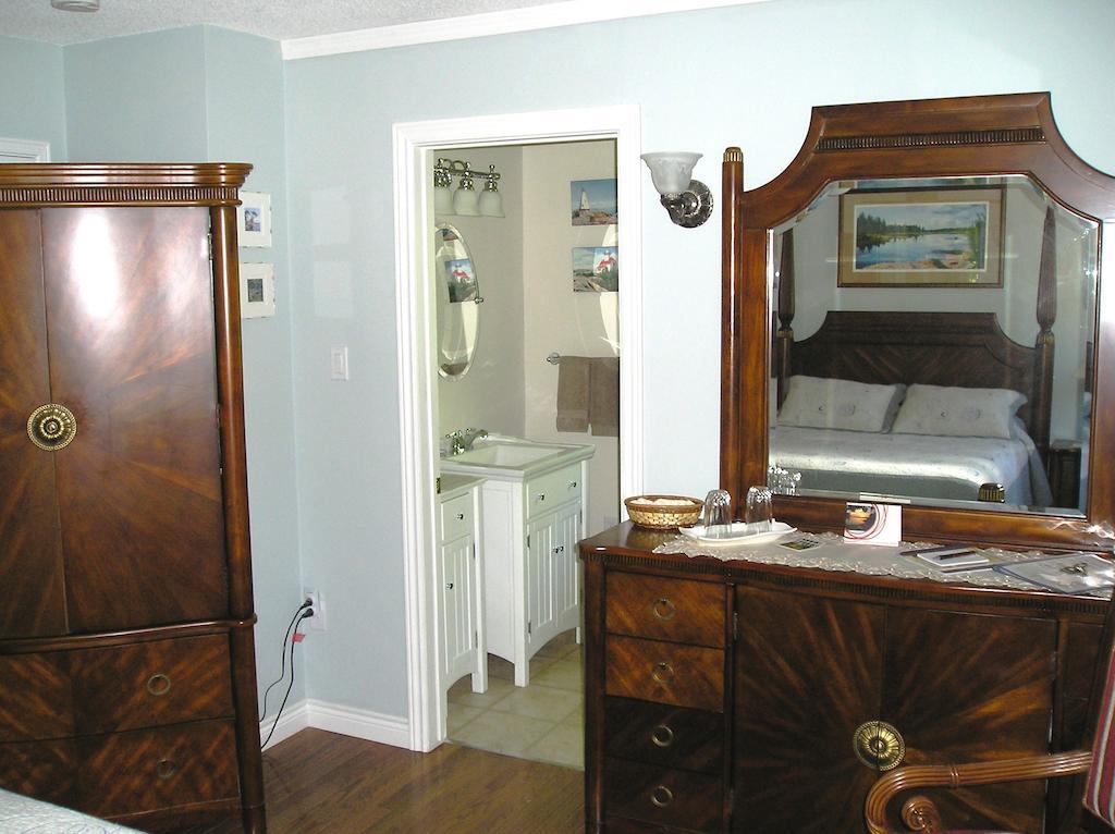 Tucked Inn The Harbour B&B Victoria Harbour Ruang foto