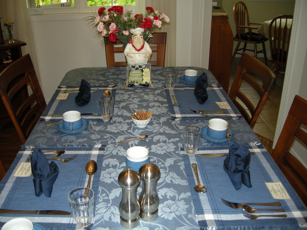 Tucked Inn The Harbour B&B Victoria Harbour Bagian luar foto