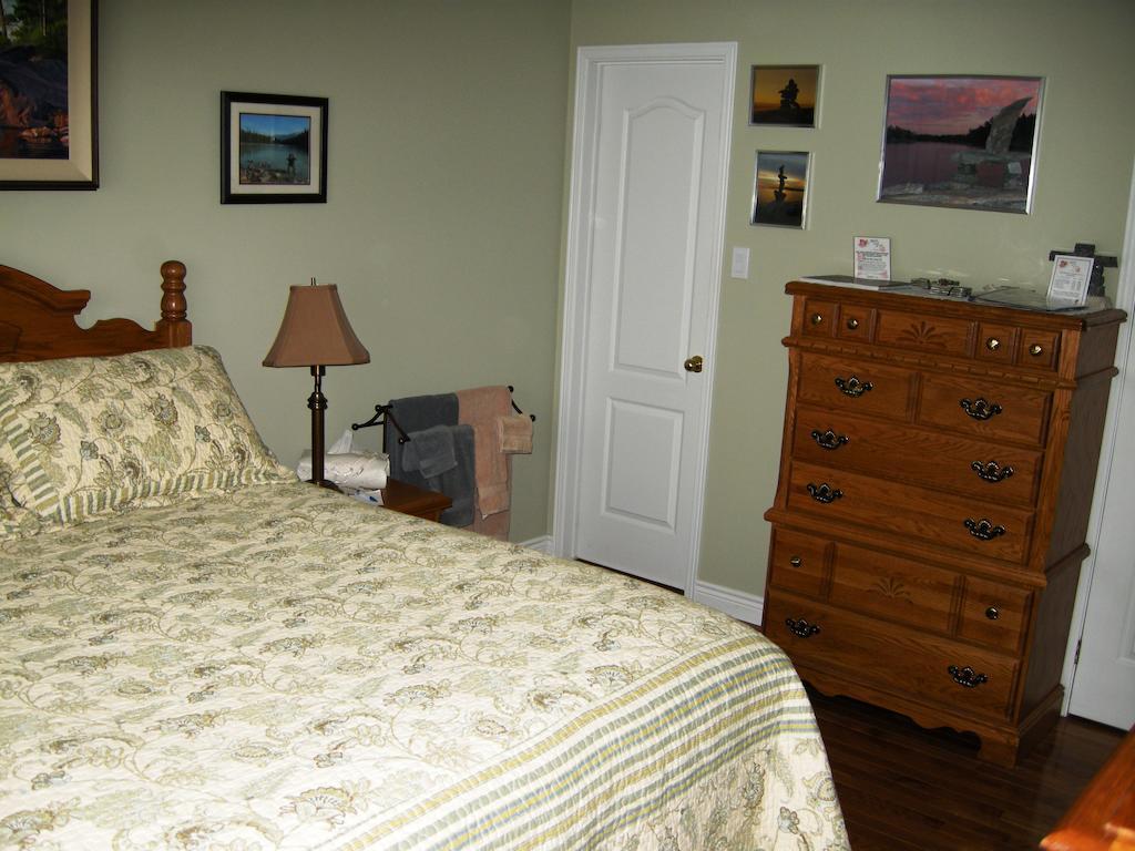 Tucked Inn The Harbour B&B Victoria Harbour Ruang foto