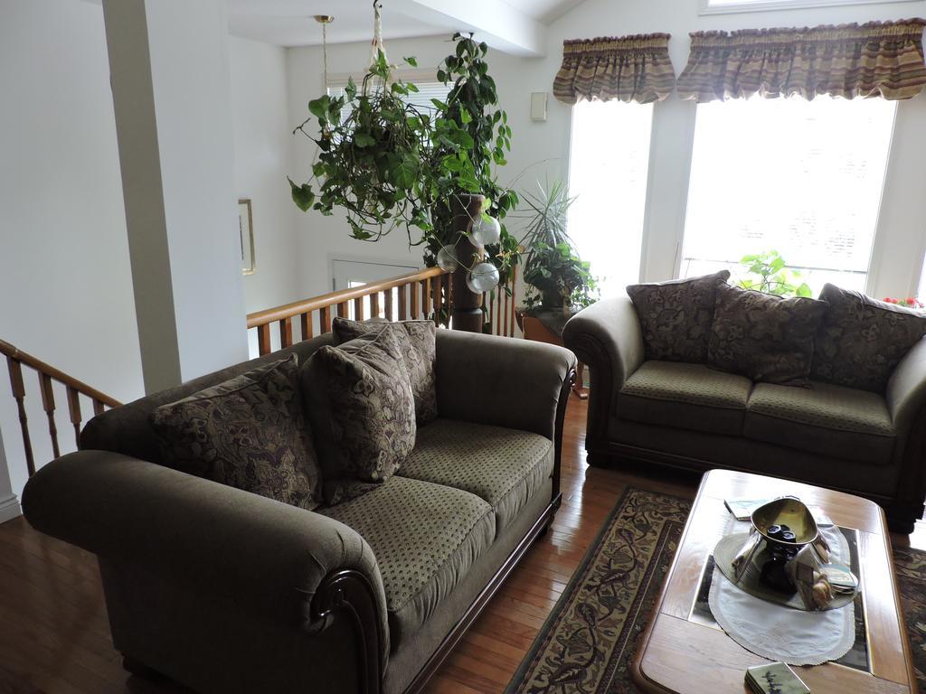 Tucked Inn The Harbour B&B Victoria Harbour Bagian luar foto