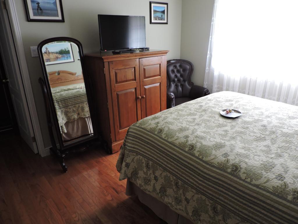 Tucked Inn The Harbour B&B Victoria Harbour Bagian luar foto