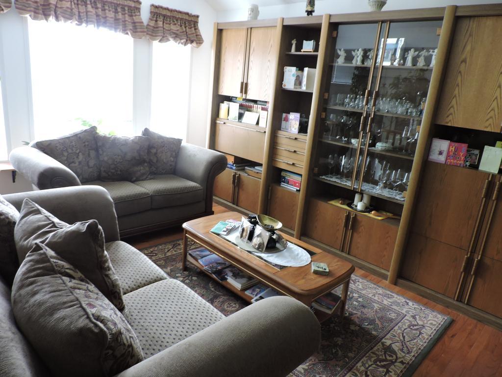 Tucked Inn The Harbour B&B Victoria Harbour Bagian luar foto