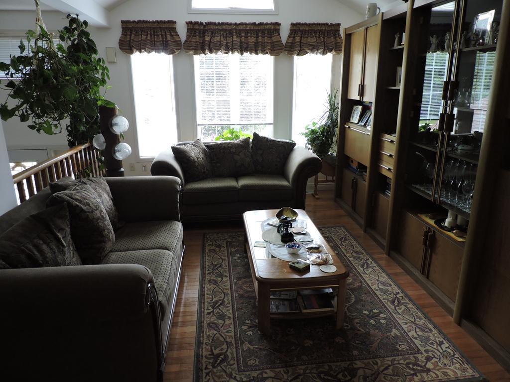 Tucked Inn The Harbour B&B Victoria Harbour Bagian luar foto
