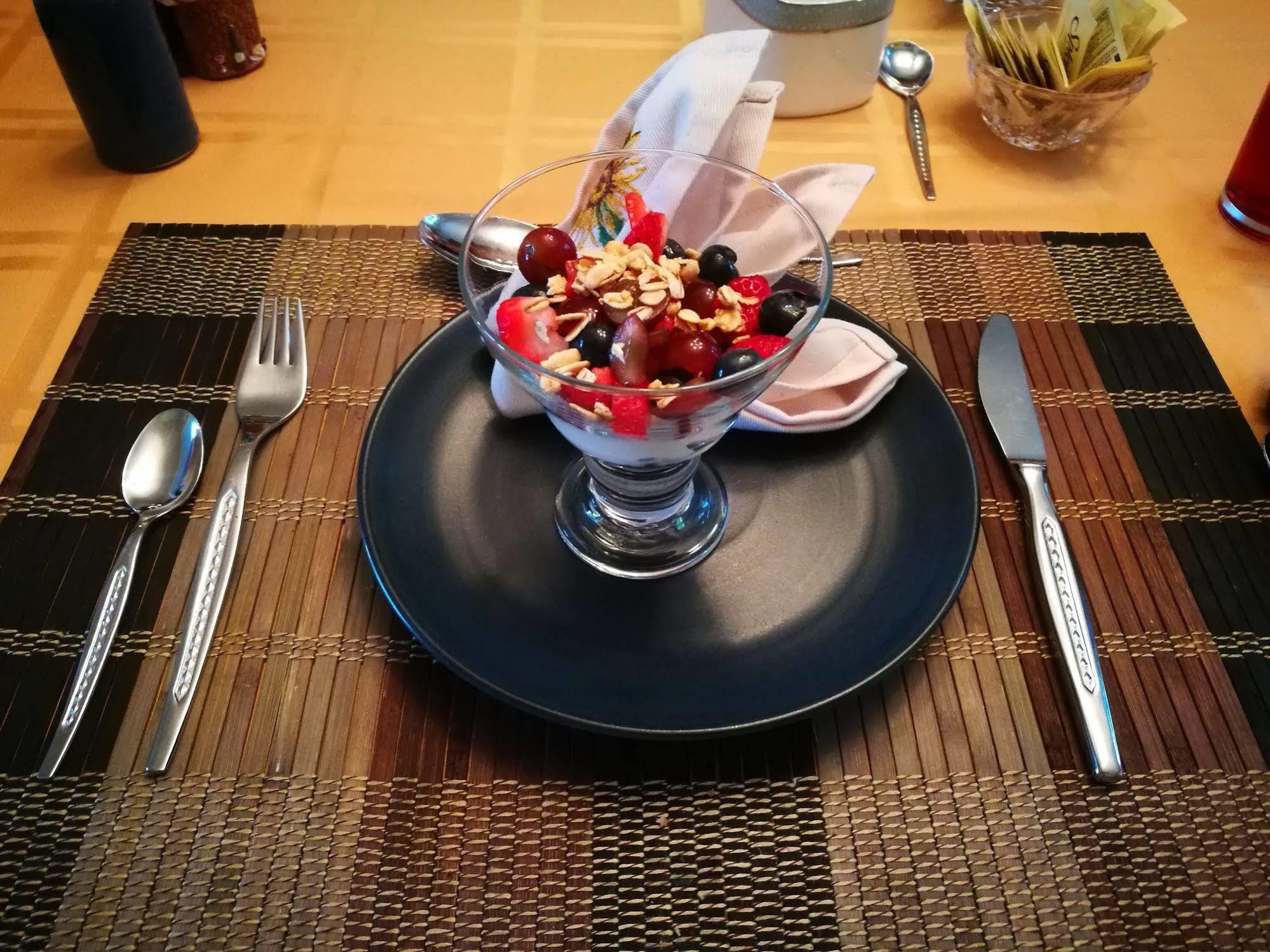 Tucked Inn The Harbour B&B Victoria Harbour Bagian luar foto