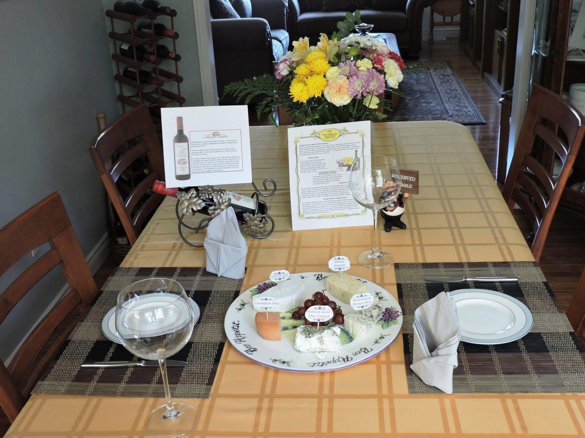 Tucked Inn The Harbour B&B Victoria Harbour Bagian luar foto