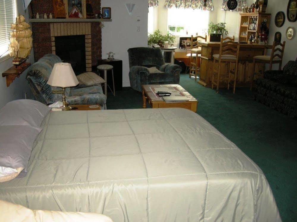 Tucked Inn The Harbour B&B Victoria Harbour Bagian luar foto