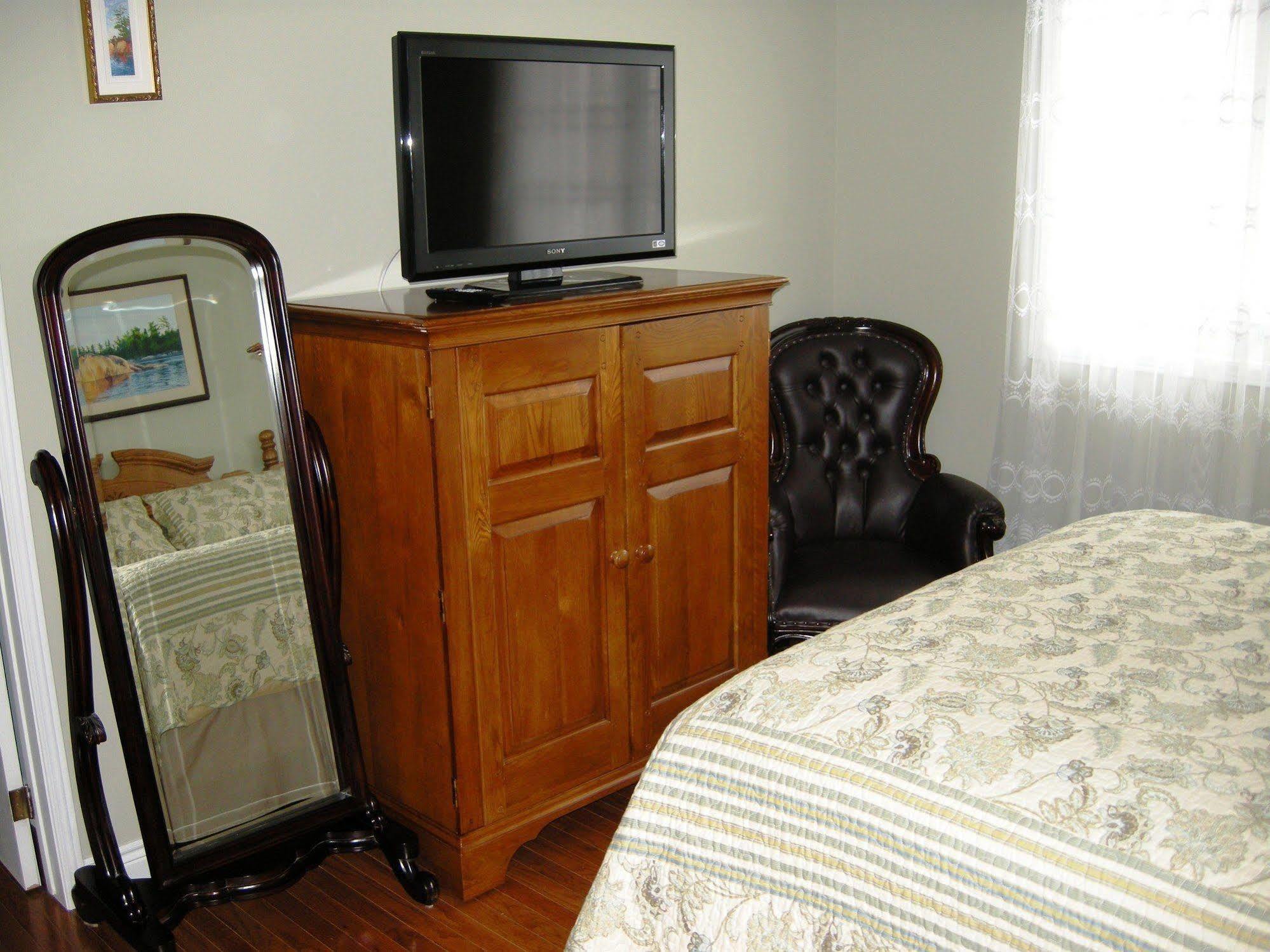 Tucked Inn The Harbour B&B Victoria Harbour Bagian luar foto