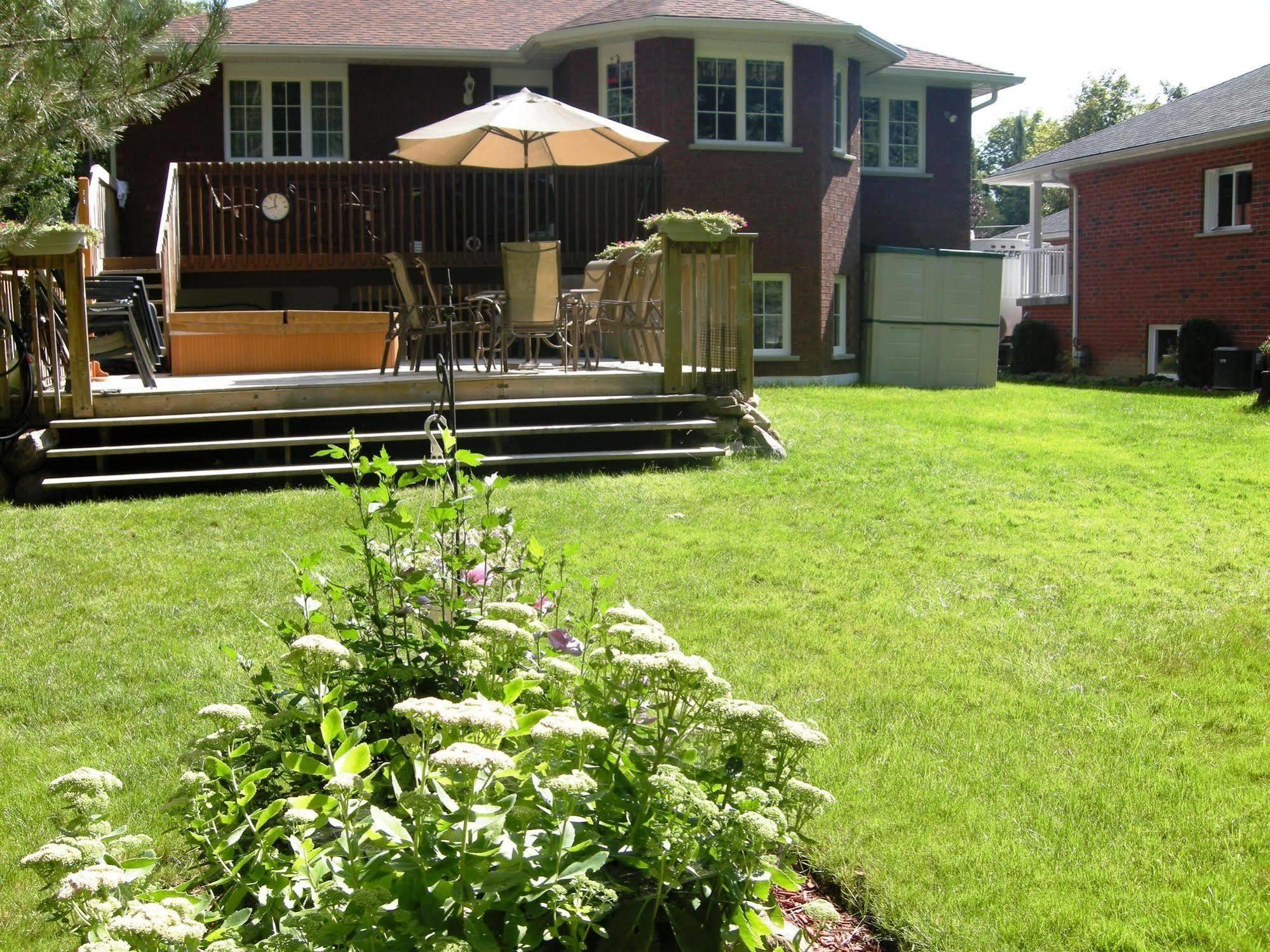 Tucked Inn The Harbour B&B Victoria Harbour Bagian luar foto