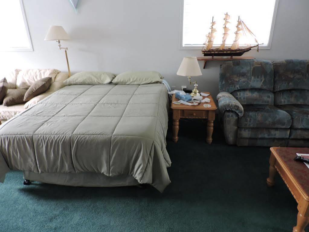 Tucked Inn The Harbour B&B Victoria Harbour Bagian luar foto
