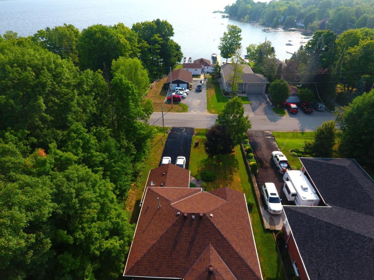 Tucked Inn The Harbour B&B Victoria Harbour Bagian luar foto